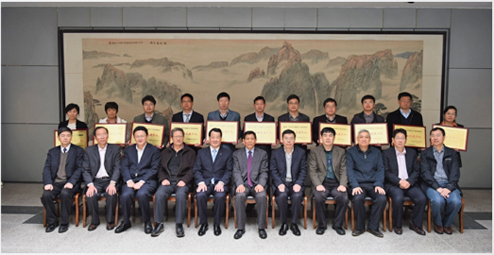 我院參加二代浮法玻璃技術(shù)裝備研發(fā)項(xiàng)目現(xiàn)場(chǎng)辦公會(huì)