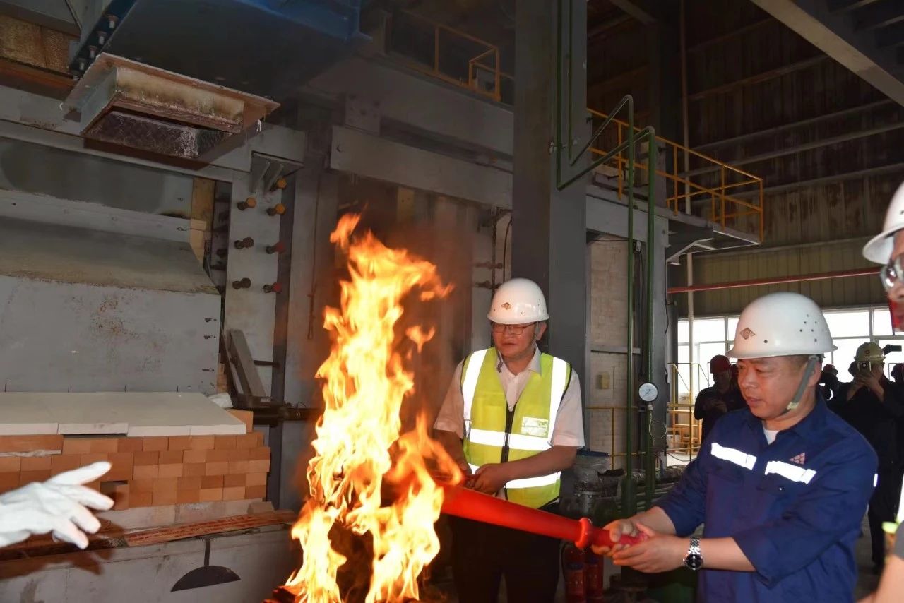 照亮方向 點(diǎn)燃未來丨剛果（布）紅星玻璃生產(chǎn)線復(fù)產(chǎn)點(diǎn)火